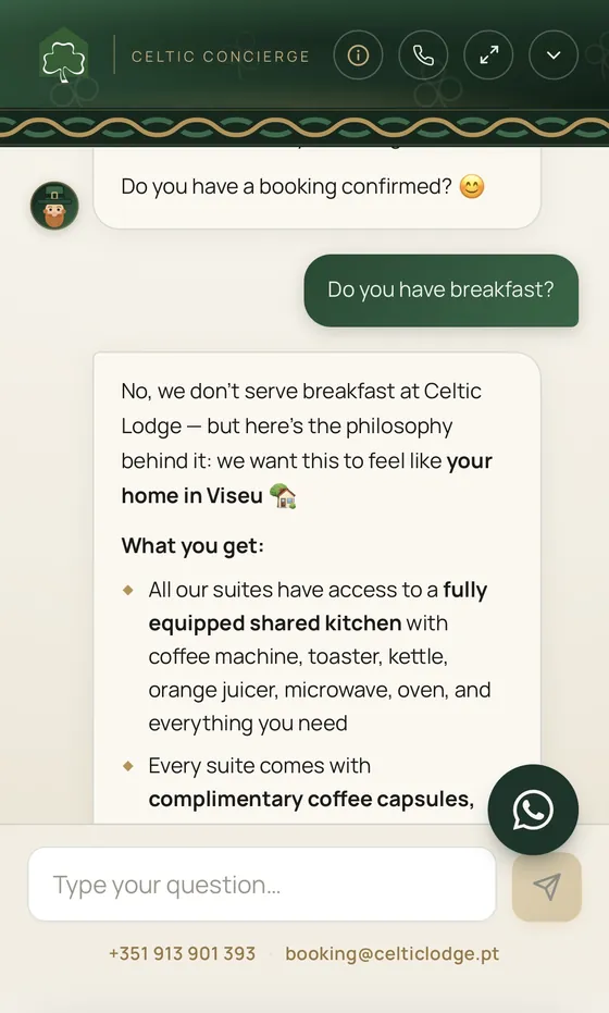 O assistente do Celtic Lodge aberto no telemóvel, a responder em inglês.