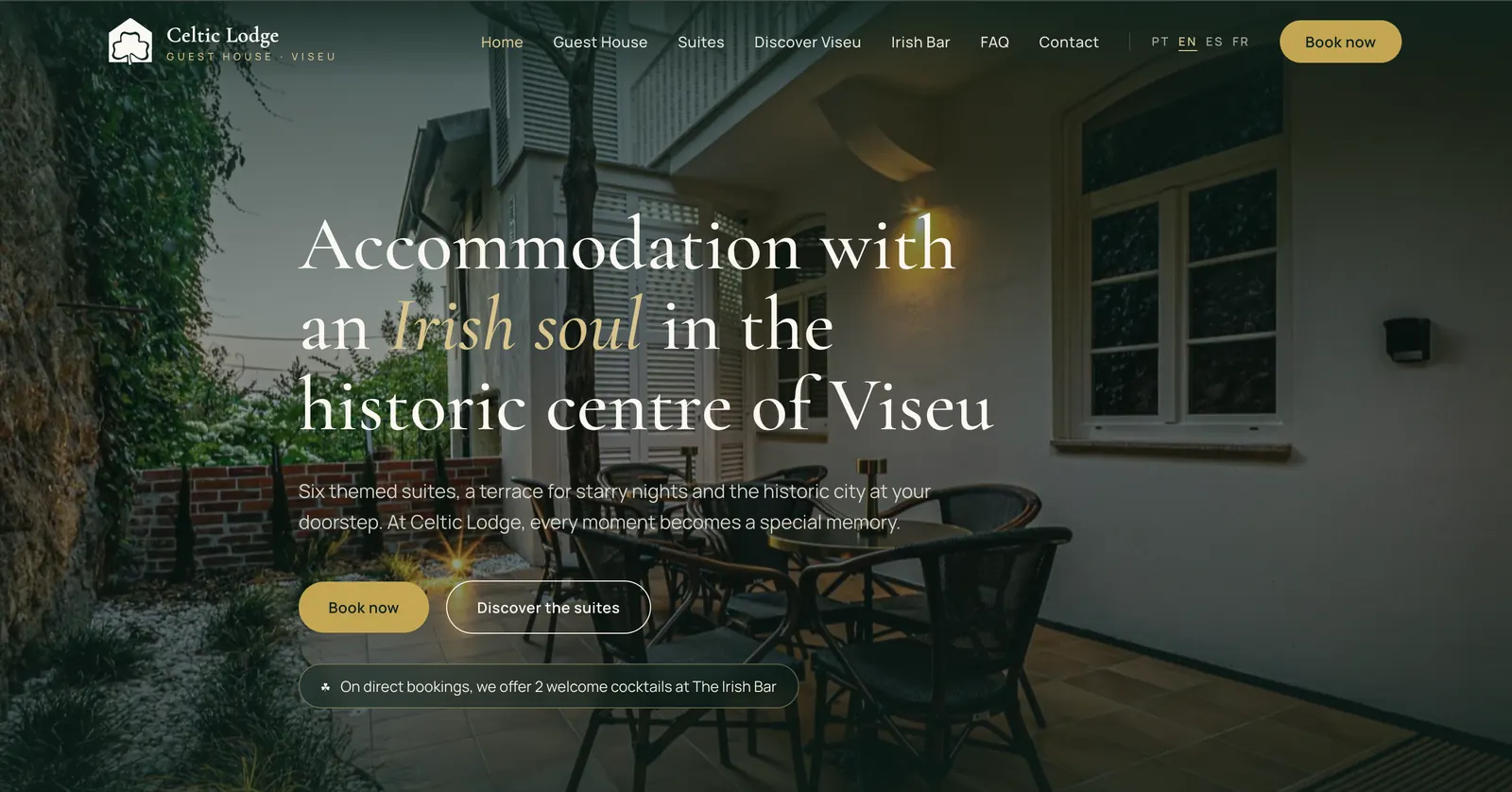 O site do Celtic Lodge no computador, com o assistente aberto a responder em inglês.